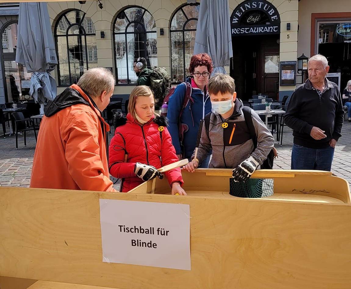 Blinde%20Sch%C3%BCler%20spielen%20Tischball%20f%C3%BCr%20Blinde Blinde%20Sch%C3%BCler%20spielen%20Tischball%20f%C3%BCr%20Blinde